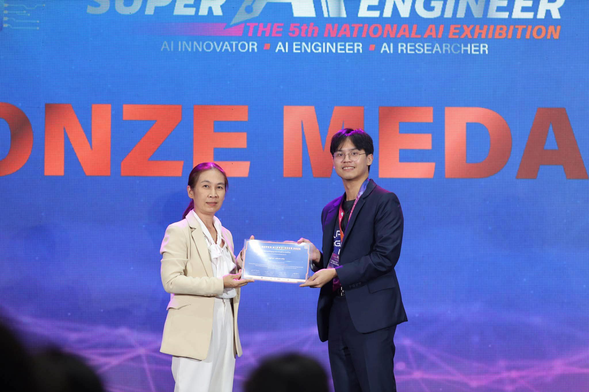 Natthawin receiving the Bronze Medal at Super AI Engineer Season 5
